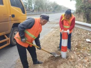 平原公路分中心及时维护公路标志标牌，保障安全通行