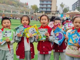 济南高新区凤凰路小学（西校区）特举办“文明引领行动——图书找朋友”活动