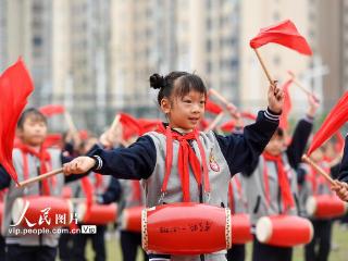 江西樟树：传统腰鼓 舞动校园