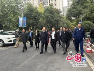 湖南湘西关注小区停车难 打通生命安全通道