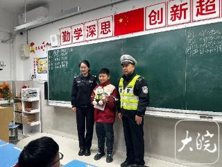 阜阳小学生雨中三次往返送伞给执勤交警