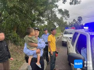 小孩在路面哇哇大哭 白沙民警暖心送其回家