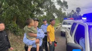 小孩在路面哇哇大哭 白沙民警暖心送其回家