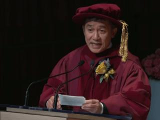 梁朝伟获科大颁授荣誉博士，坦言从没上大学，同框黄仁勋一脸自信