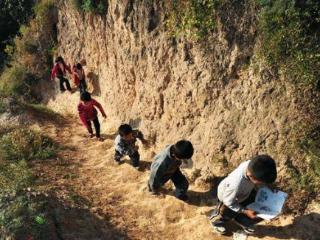 饿肚子读书，每天来回走三十里，生活在偏远山村的孩子读书有多难