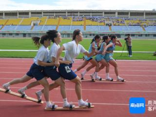 运动会板鞋项目赛场上，一起来看两块木板“6条腿”的速度与默契→