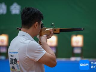 射弩场上教练观众们用“神器”观赛