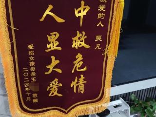 肥东一女孩骑车撞到渣土车受伤，“00后”战士等人爱心救助