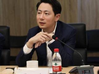 他在清华读完博士，毕业后从基层做起，33岁升县委书记，仕途顺畅