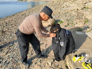 女子失意欲轻生 民警暖心解心结