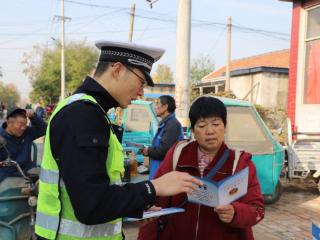 惠民交（巡）警：开展安全宣传，筑牢农村道路交通安全防线