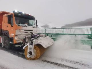 河北高速养护分公司开启除雪模式