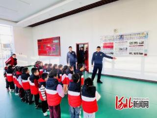 秦皇岛市北戴河区：社区幼儿消防站里学安全