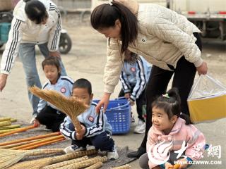 广饶县李鹊镇中心幼儿园开展“一起去赶集”行走实践活动