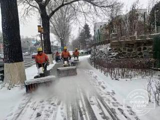 清雪记 | 1700余台车辆，1.6万名环卫人员，昼夜奋战10小时……