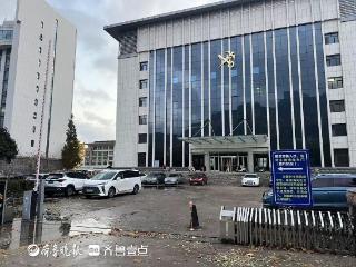 放学高峰期，泰安海关默默开放大院停车场已一年多