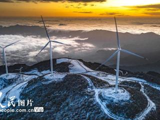 湖北秭归：雪后风电机组美如画