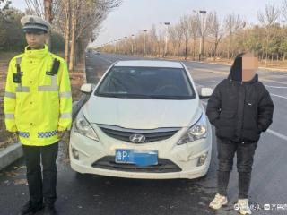 “无证”女子开车上路练车，执勤交警发现异常，对其严肃查处