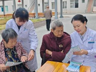 河池市人民医院到养老院开展“世界压疮预防日”义诊活动