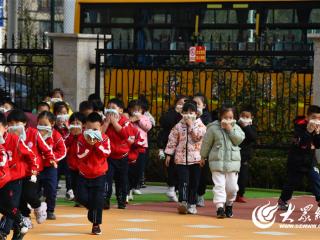 以“练”筑防 安全“童”行——东营区文华幼儿园开展消防演练活动