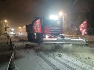 铲冰除雪保畅通，莱山区这样应对今冬首场降雪