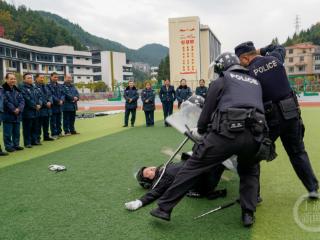 守护师生安全 酉阳民警开展校园安防技能培训