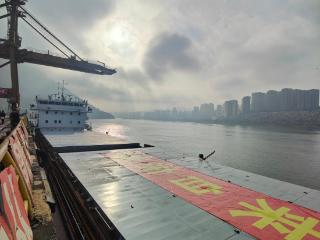 “万吨级”海船穿过三峡驶入大海！“重庆港—宁波舟山港”江海直达航线开通