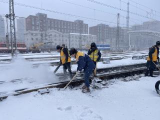 长春站组织除冰除雪突击队 确保旅客安全出行