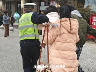 女子回家途中突发疾病，清镇交警火速救援