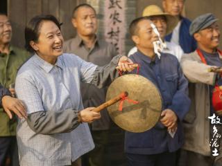 《故乡的泥土》收视大捷 田玲回河北老家当“妇女主任”