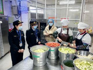 广西乐业：随机查餐厅走进学校食堂