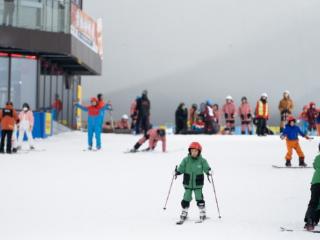 雪场已“就位” 大湾区年轻人“摩拳擦掌”备战冰雪季