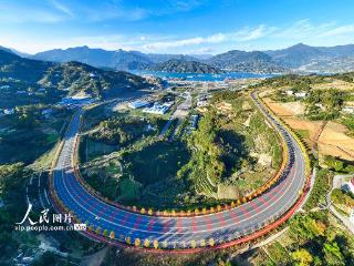 湖北秭归：山乡公路景色美