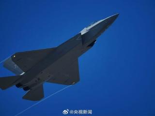 华为“六代机”大战小米“SU57”！中国新能源车真上天了