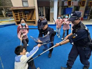 观山湖区观山街道关工委联合金海域社区开展校园反恐演练活动