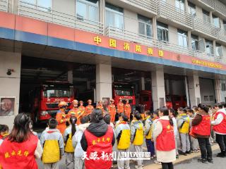 云岩区杨惠街道惠龙社区关工委开展消防站参观学习活动