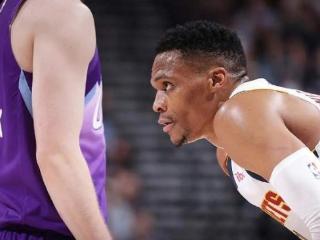 有钱任性!威少命中3分冲尼克斯替补席竖中指,被NBA罚款3.5万美金