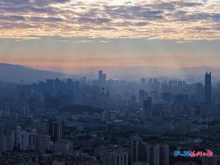 抬头看天！刚刚福州上空“半云半天”！