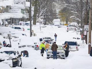 美国多地遭遇暴风雪 部分地区降雪量高达1.5米