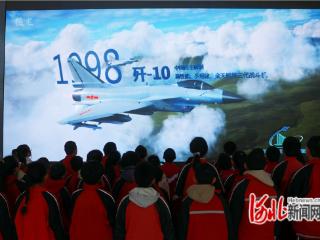 河北张家口：走进航空展馆 学习国防知识