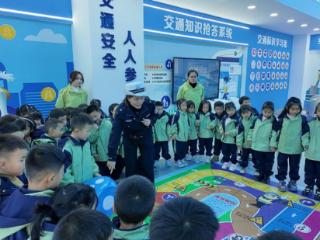 习水：小学生走进教育基地“沉浸式”学交通安全