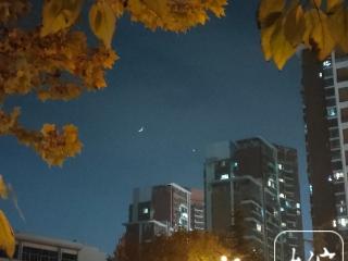 12月5日晚，合肥夜空出现金星伴月美丽天象