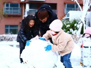 威海迎来降雪天气，市民雪后嬉戏享受冬日雪景