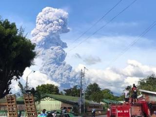 菲律宾坎拉翁火山喷发 灰柱达3000米