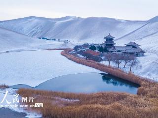 甘肃敦煌：雪落大漠景如画