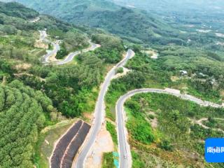 年终冲刺跑丨环热带雨林国家公园旅游公路（保亭段）预计12月底实现功能性通车