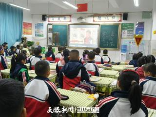 清镇市红枫第三小学关工委开展宪法宣传活动