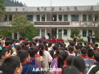 碧江区漾头镇到漾头小学开展“安全教育进校园，普法护航助成长”主题宣传