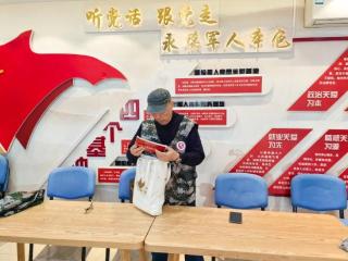 天儿冷了，他把温暖送到居民家里…… 扫码阅读手机版