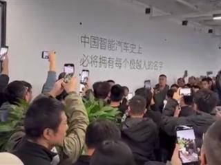 极越爆雷后CEO首次露面！现场员工情绪激动集体维权